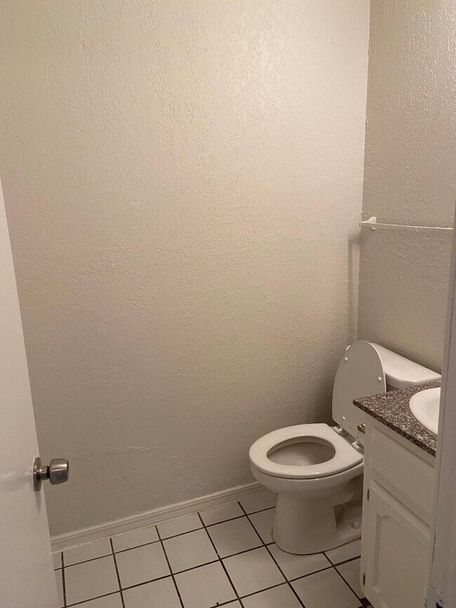 Building Photo - 2125 Beaumont Dr