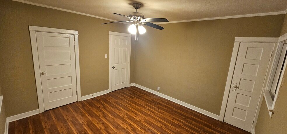 Building Photo - 522 W Florence Ave