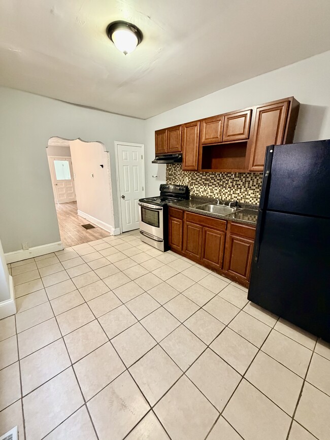 Building Photo - 426 N Salford St