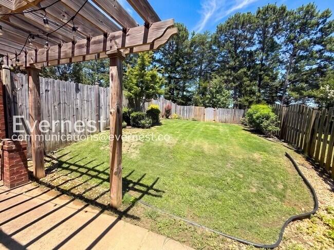 Building Photo - Comfort Meets Modern Convenience with Fireplace / 3 Beds & 2.5 Bath / Available Now