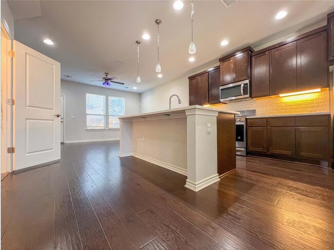Building Photo - 9002 Palmito Dr