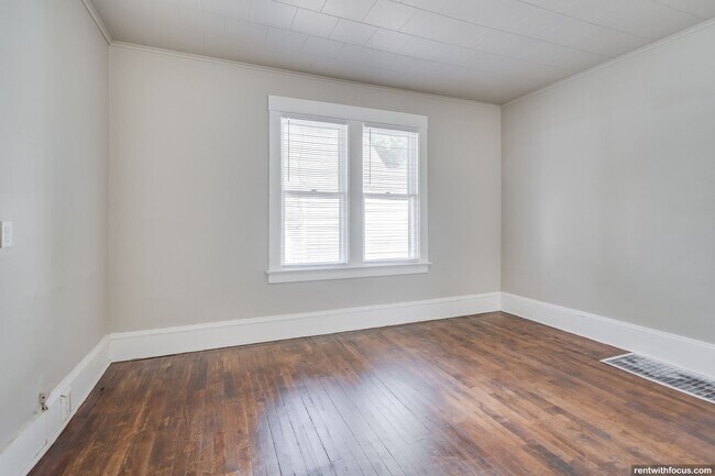 Building Photo - 528 5th St