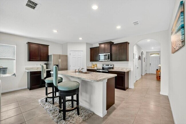 Building Photo - 543 SW Whitmore Dr