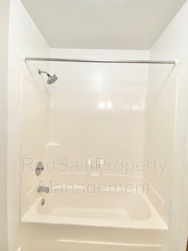 Building Photo - 180 Lori Cir