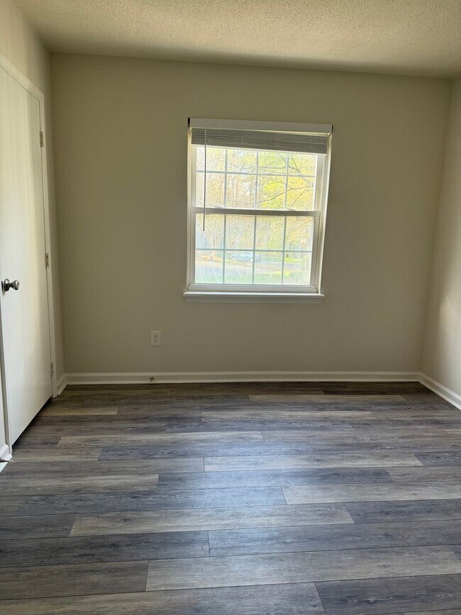 Building Photo - 2 BR in Charlestown Square