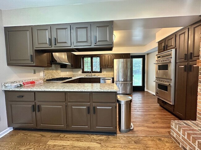 Building Photo - 4N355 Knoll Creek Dr