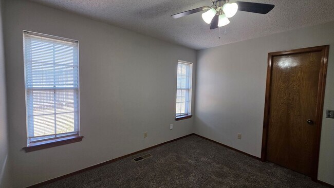 Building Photo - Wonderful 2 Bedroom Duplex In Bethany Ok.  $1250 Per Month!