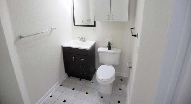 Building Photo - City View Wood Floor Updated Kitchen  2/2 ...