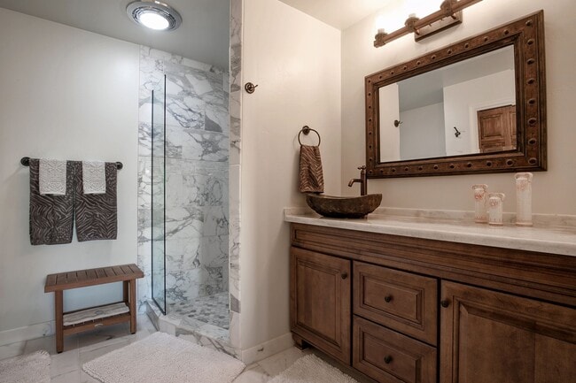 Building Photo - Gorgeous Lake View Condo