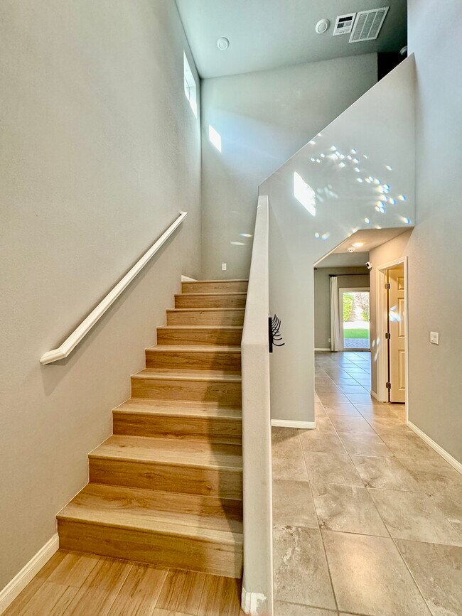 Building Photo - 4466 Zara Point Ave