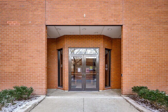 Building Photo - 899 S Plymouth Ct