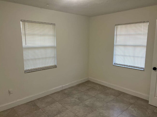 Building Photo - Updated 3/1 Home for Rent Close to Downtown Fort Myers Fun & Dining!