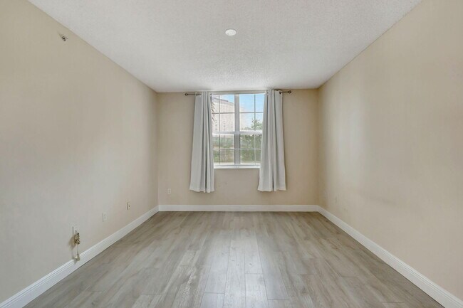 Building Photo - 780 S Sapodilla Ave
