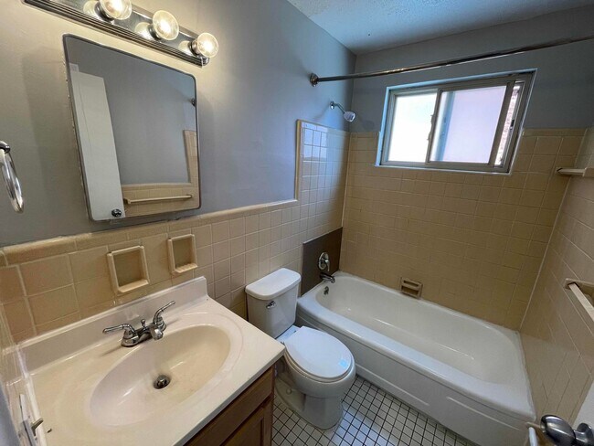 Building Photo - 566 Lowell Ave