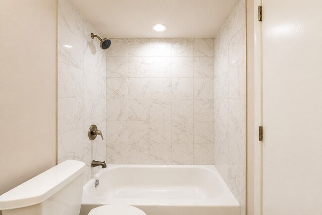 Building Photo - 530 Shorely Dr
