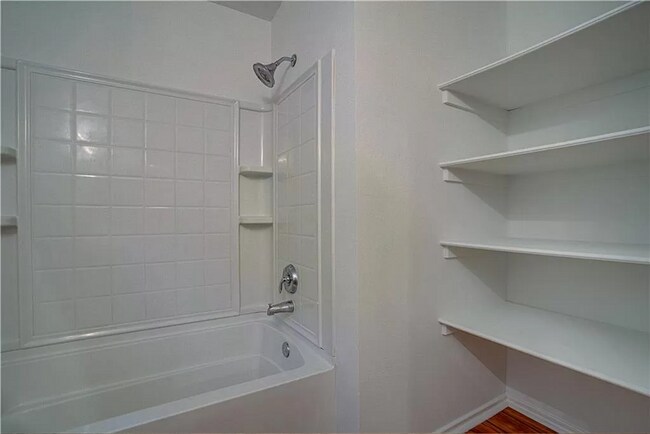 Building Photo - Beautiful Brick Home in Great School Distr...