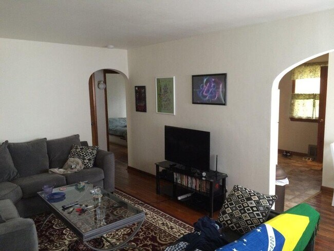 Building Photo - 2 Bedroom, 1 Bath House For Rent in Shorew...