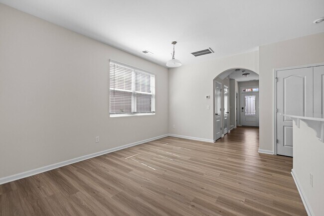 Building Photo - Beautiful 3 bed, 2.5 bath townhome in The ...