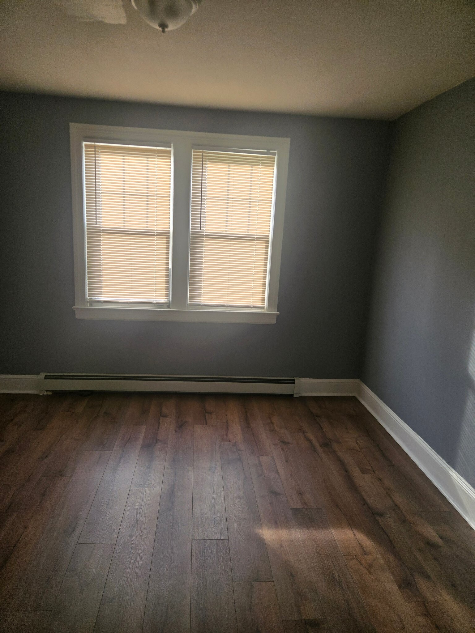 Building Photo - 565 E Elm St