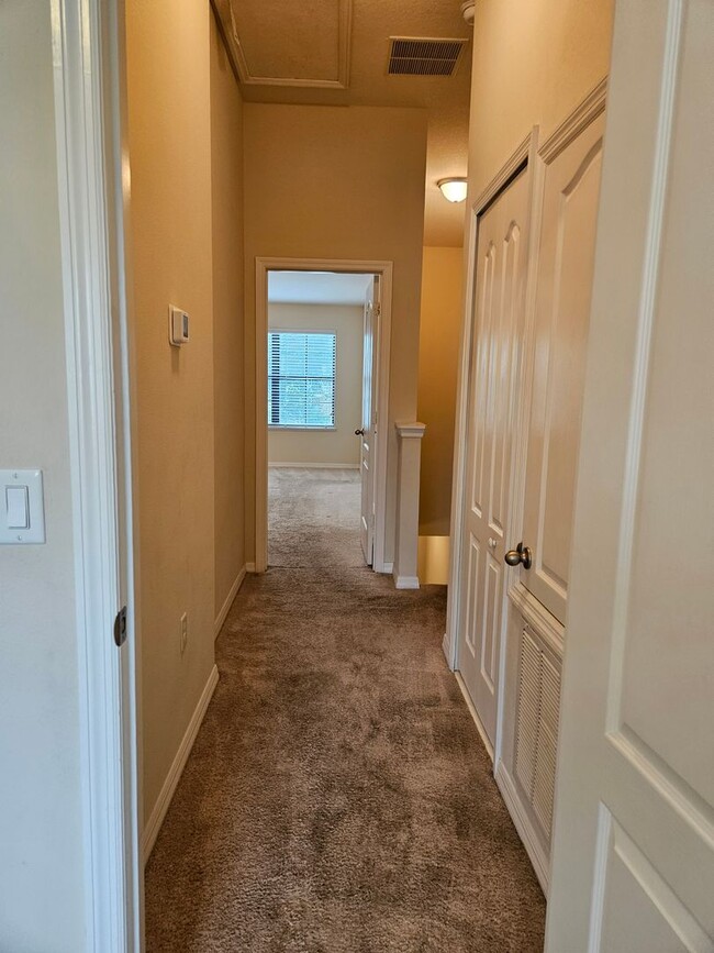 Building Photo - 2 bedroom 2 1/2 bathroom town home Windsor...