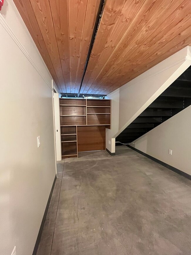 Building Photo - 1 Bedroom 1-Bathroom W/ Large Loft (2nd Bedroom or workspace)