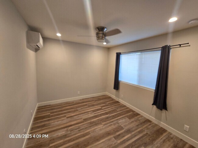 Building Photo - HAMILTON600