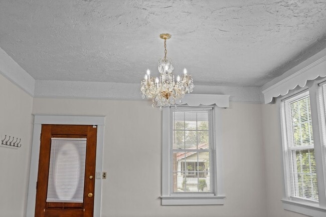 Building Photo - Incredibly Well Maintained & Beautiful Hom...