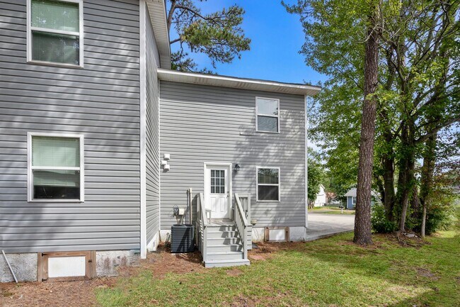 Building Photo - End unit of a Triplex within walking dista...