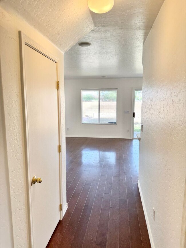 Building Photo - 4 Bedroom 3 Bathroom Home in Surprise! Has Loft & Additional Office/Den!
