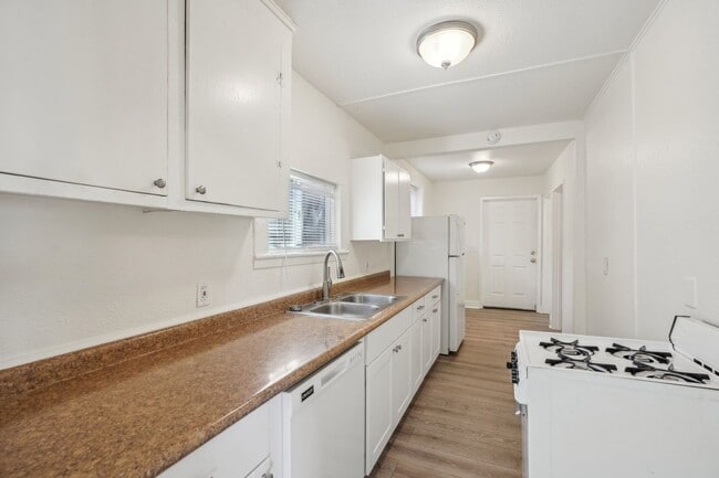 Building Photo - Charming 2 bed 1 bath Bungalow