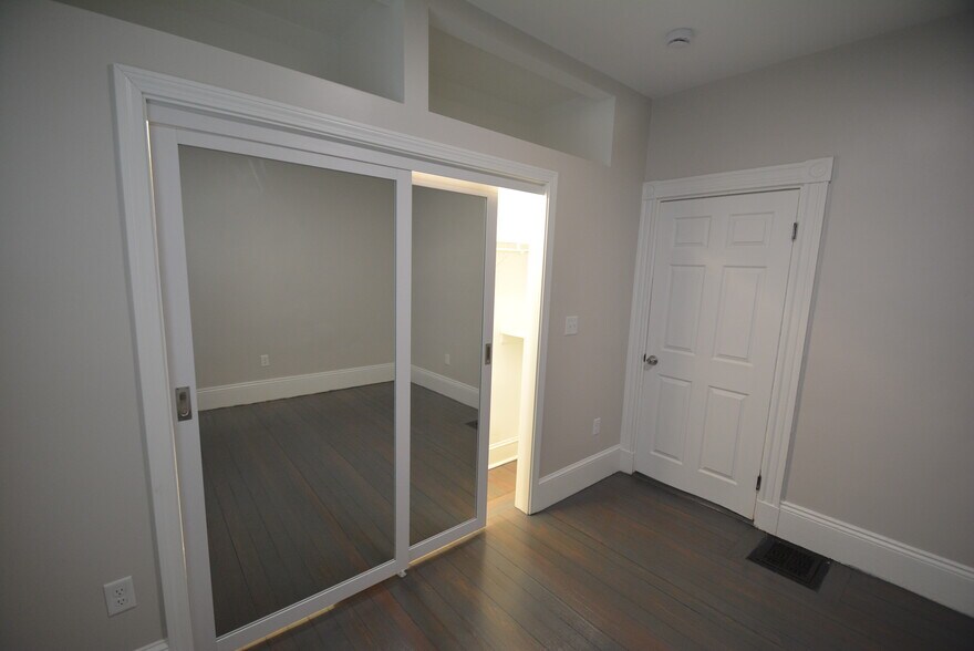 Building Photo - 31 Claybourne St