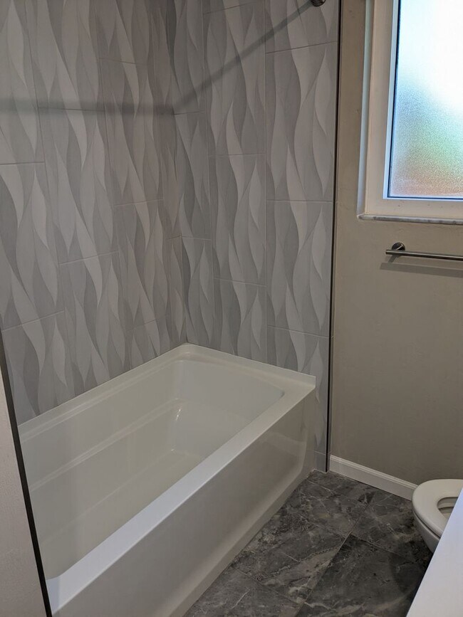 Building Photo - Beachside 3 bedroom, 2 bathroom in Daytona Beach