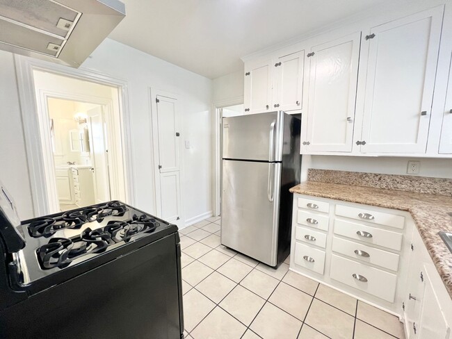Building Photo - Charming Belmont Shore Bungalow close to 2...