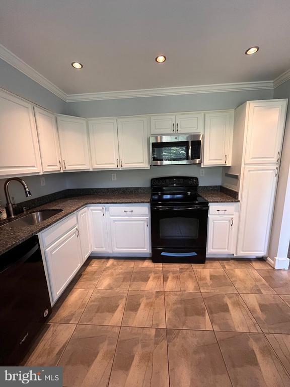 Building Photo - 5633 Independence Cir
