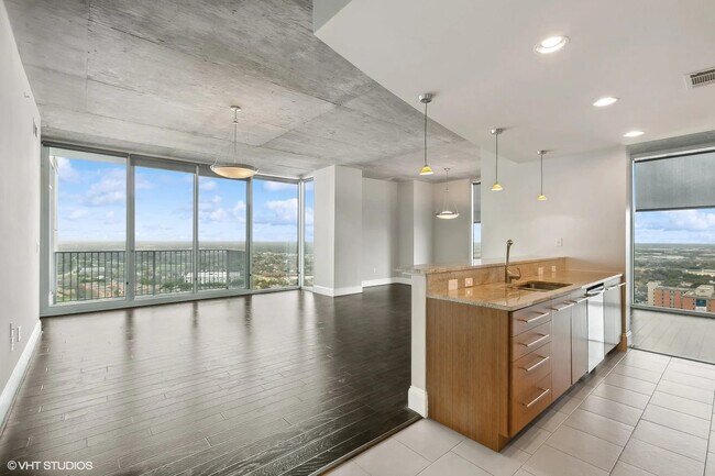 Building Photo - Luxury Meets Location – Prime 1 Bed Near H...