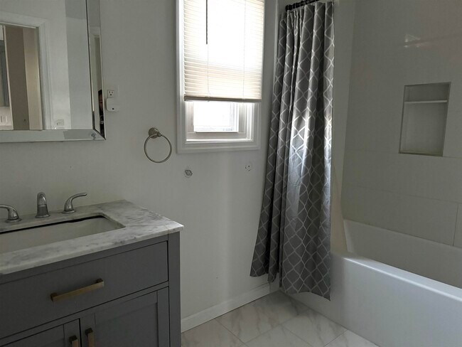 Building Photo - 143 W 2nd St