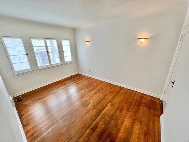Building Photo - Charming Belmont Shore 2BD/1BA in Spanish-Style Duplex | Garage Included