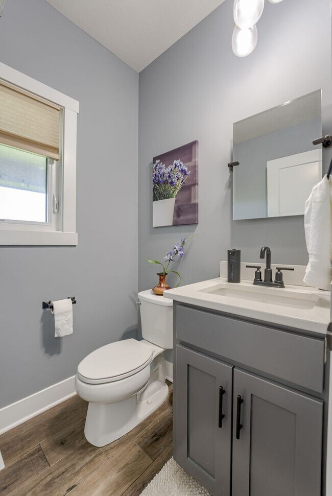 Building Photo - Spacious & Stylish 6-Bedroom Home in North...