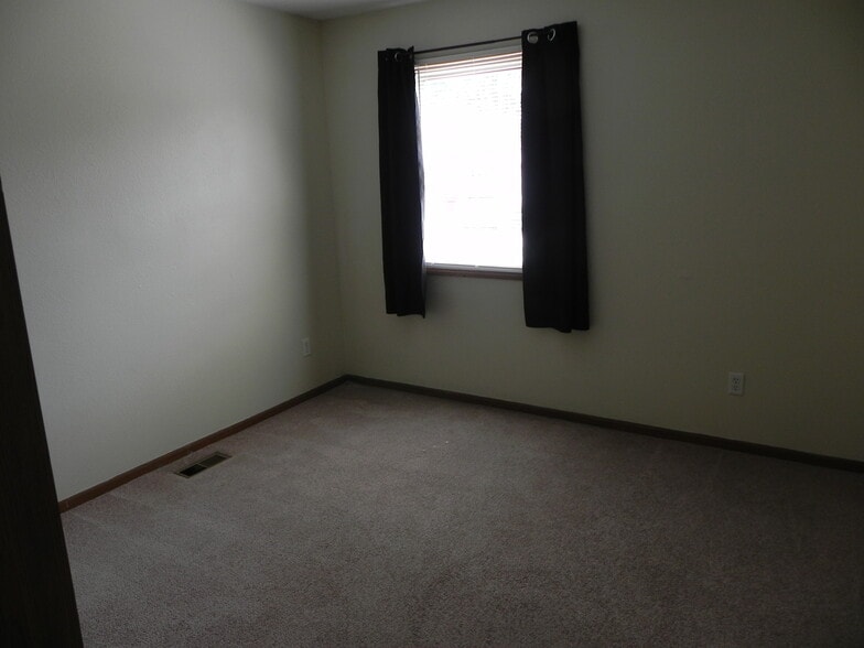 Building Photo - 6008 Red Oak Dr