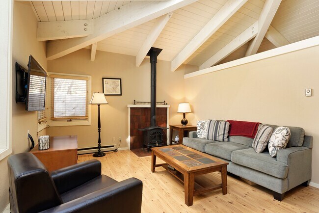 Building Photo - 18 Edgewood Ln