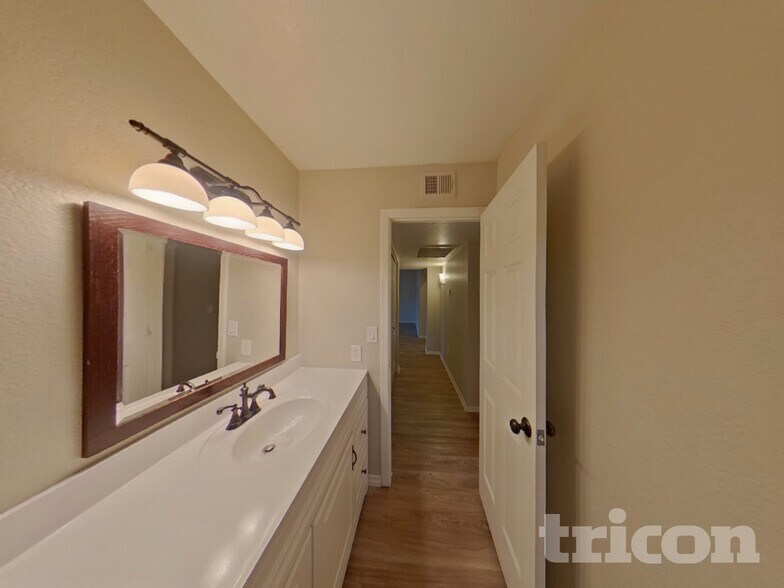 Building Photo - 413 E Merrill Ave