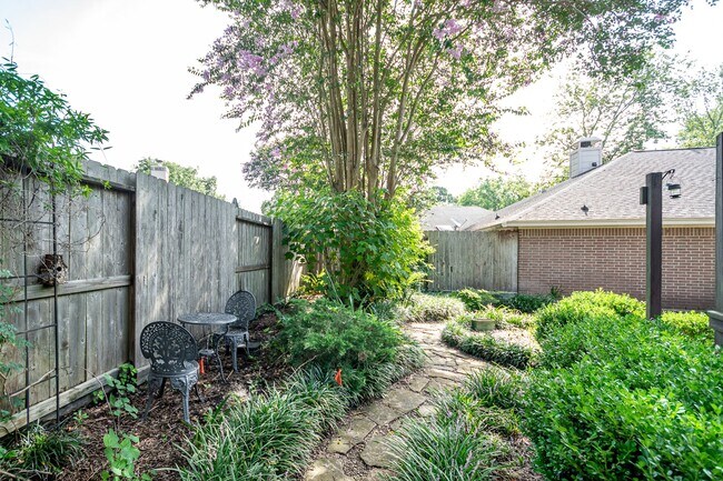 Building Photo - 2506 S Strathford Ln