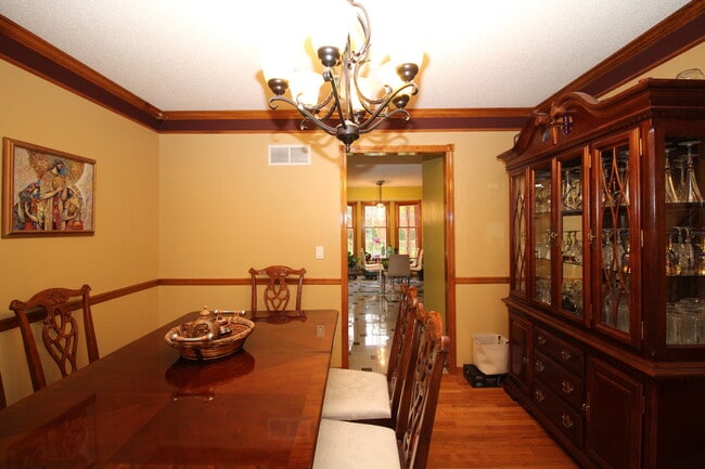 Building Photo - 4 Bed Home Premium Fixtures