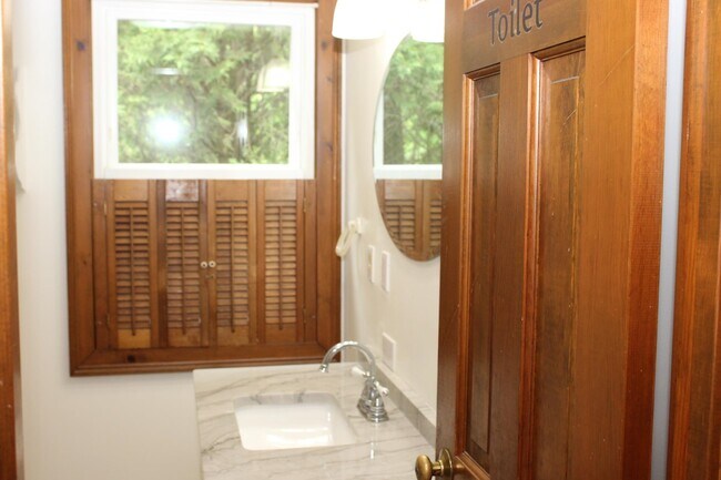 Building Photo - 331 Shore Dr