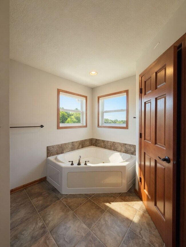 Building Photo - Rare executive rental in chanhassen! 5 beds no upgrade left behind!!!