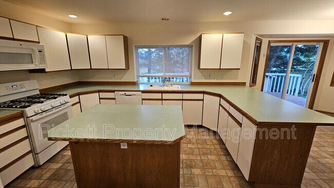 Building Photo - 12220 Ravena Pl NW