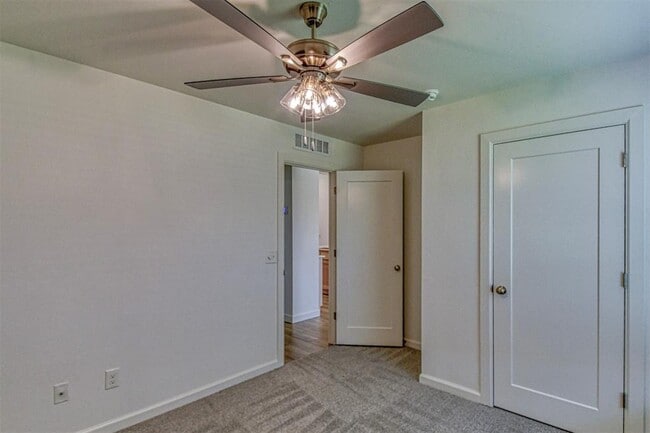 Building Photo - 2804 S Bowling Dr