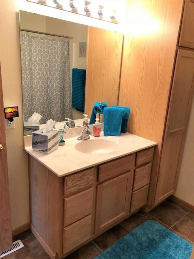 Building Photo - 3 Bedroom Townhome in South Fargo