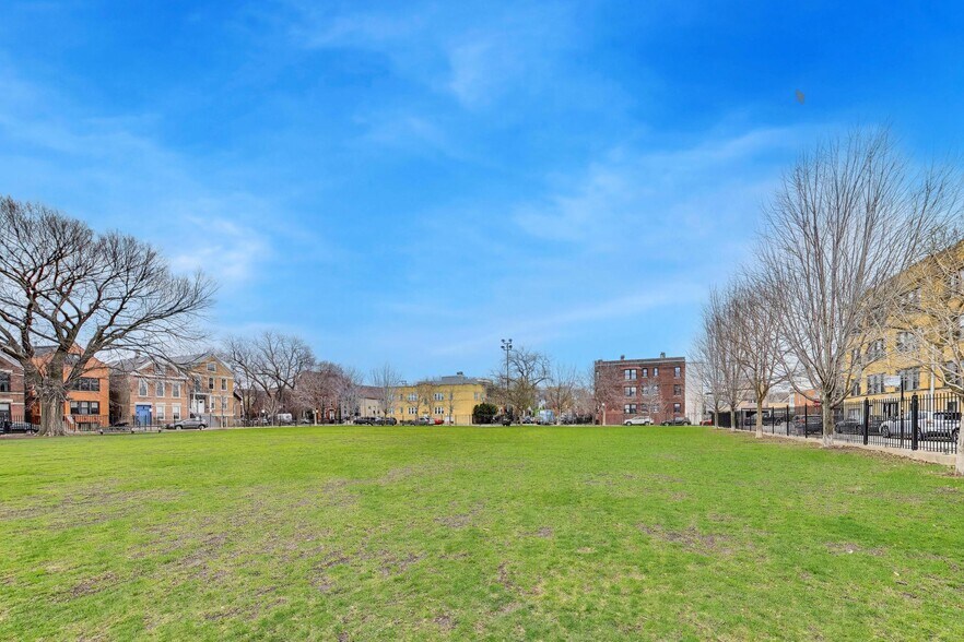 Building Photo - 2132 N Oakley Ave