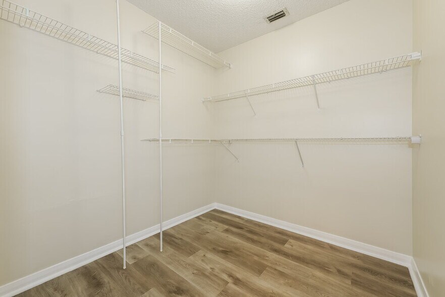 Building Photo - 304 Lakeview Dr E